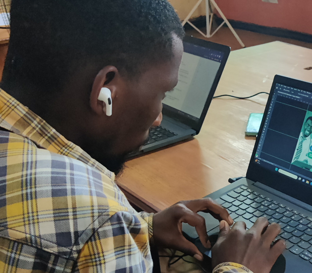Woman in Awamaki program weaving